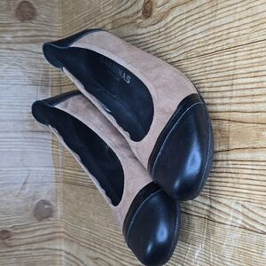 Sabrina Black And Tan Suede Ballet Flats Size 40‎